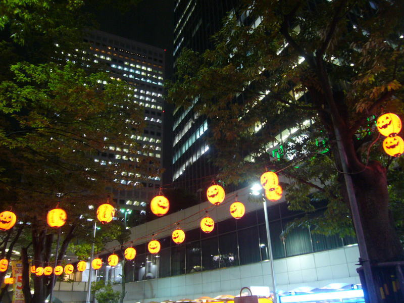 大阪駅前第4ビルの特設会場付近につけられていたハロウィンジャンボ宝くじの提灯