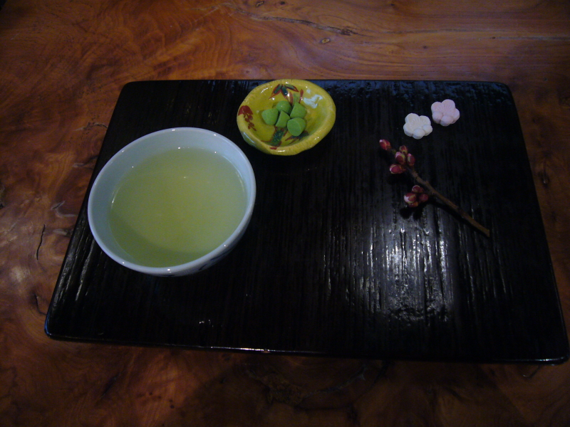 三谷製糖の売店でいただいたお茶と和三盆糖。私はこういう美意識が好きです。